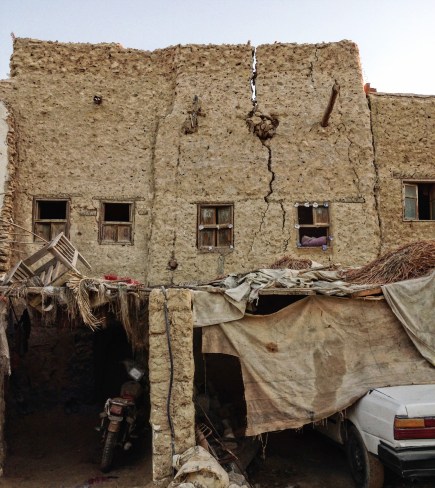 This house is at the base of the Shali in Siwa Oasis. The cracking is vertical, not horizontal, which means it's more easily repaired.