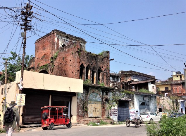 Some interesting old buildings we spotted in Kankhal during our walk to Ma Anandamayi's  ashram in Kankhal, a suburb of Haridwar.
