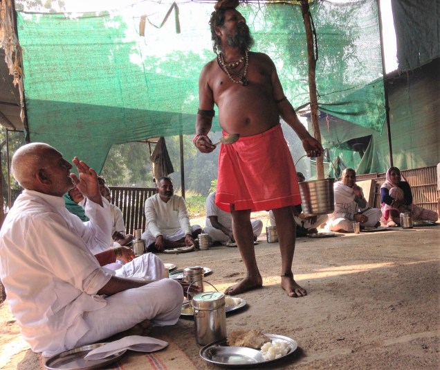 Feeding the parikramavasis and ashram residents at the ashram across the river from Maheshwar.