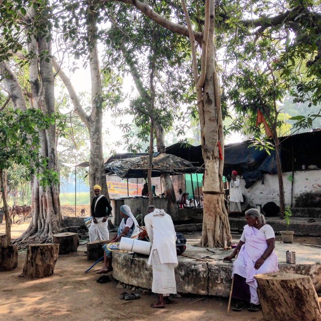 Parikramavasis packing up for the day's journey at the ashram across the river from Maheshwar