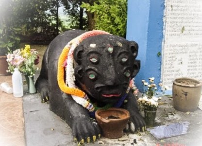 Sihuhata statue at a temple. Photo courtesy of ThailandAmulet.net: https://www.thailandamulet.net/pra-kata-mantras-for-chanting/kata-bucha-taep-see-hoo-ha-dtaa/
