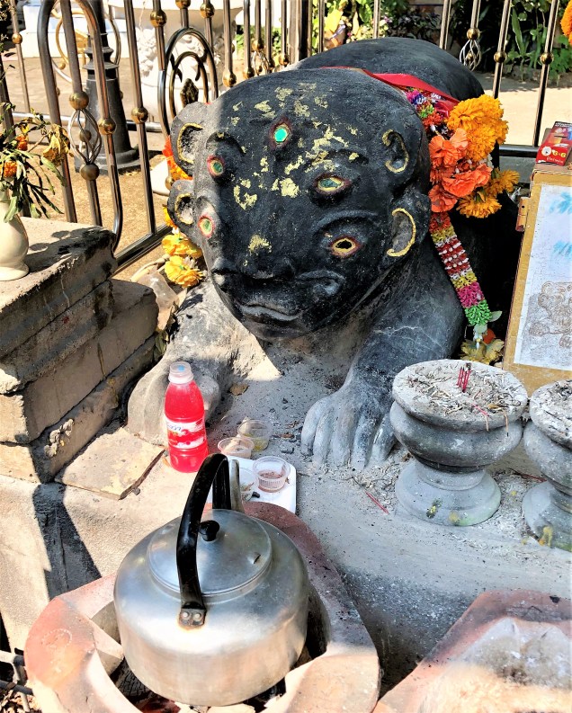 The small Sihuhata statue at Wat Phra That Doi Khao Kwai.